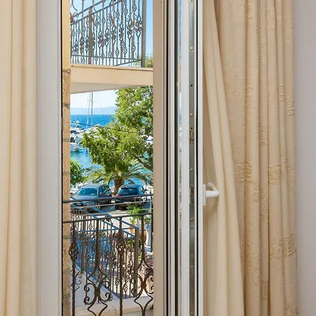 Galatea - Town Centre With Free Parking *
