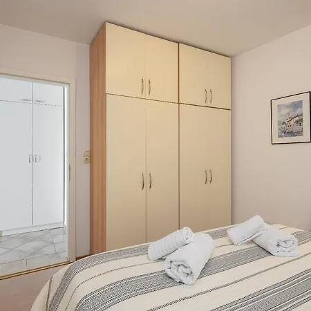Galatea - Town Centre With Free Parking *