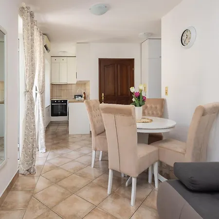 Galatea - Town Centre With Free Parking *
